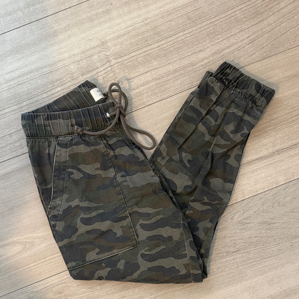 cloth & stone Women's Camo Jogger Pants - Olive/Black